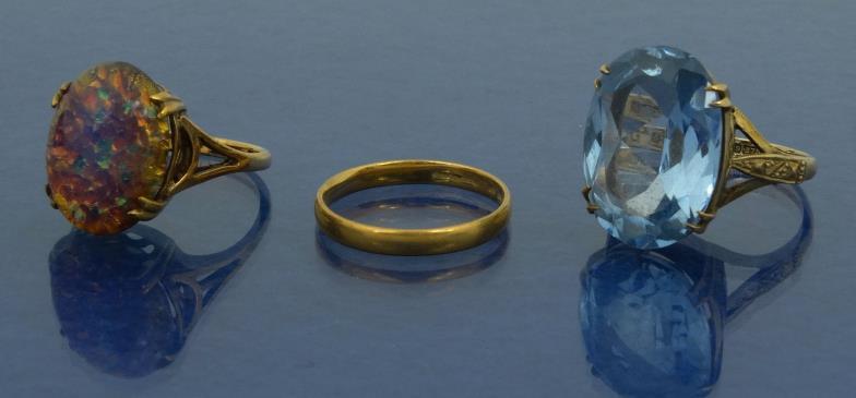 9ct gold hard stone ring, a 9ct gold blue stone ring and a 22ct wedding band, sizes K, J and J :