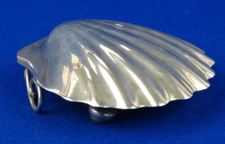 Good Victorian silver shell shaped box with hinged lid, London 1883-84, 11cm in length : For