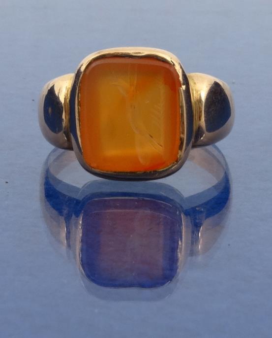 15ct gold fox seal ring, size M : For Condition Reports please visit www.eastbourneauction.com