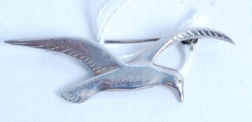 A sterling silver 20th century ladies brooch in the form of a gull. Stamped to verso with makers
