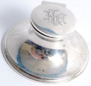 A hallmarked silver inkwell with hallmarks to base and monogram to top. Measures: 240.3g GW.