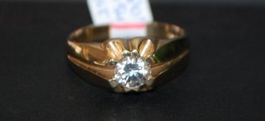9ct gold CZ signet ring. Size R.5 Weight 5g.