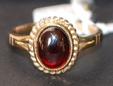 9ct gold oval garnet cabouchon ring. Size O.5 Weight 2.6g.