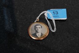 A 9ct gold hallmarked late 19th / early 20th century photograph locket