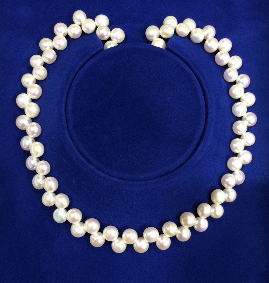 A stunning pearl necklace      with silver clasp. This beautiful 43cm pearl necklace has been