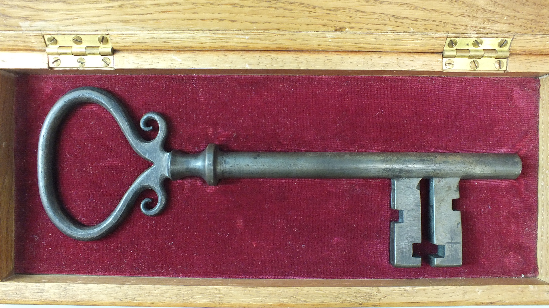 Crownhill Fort Key: A large iron key in fitted oak box with presentation plaque, 29cm, ""Crownhill