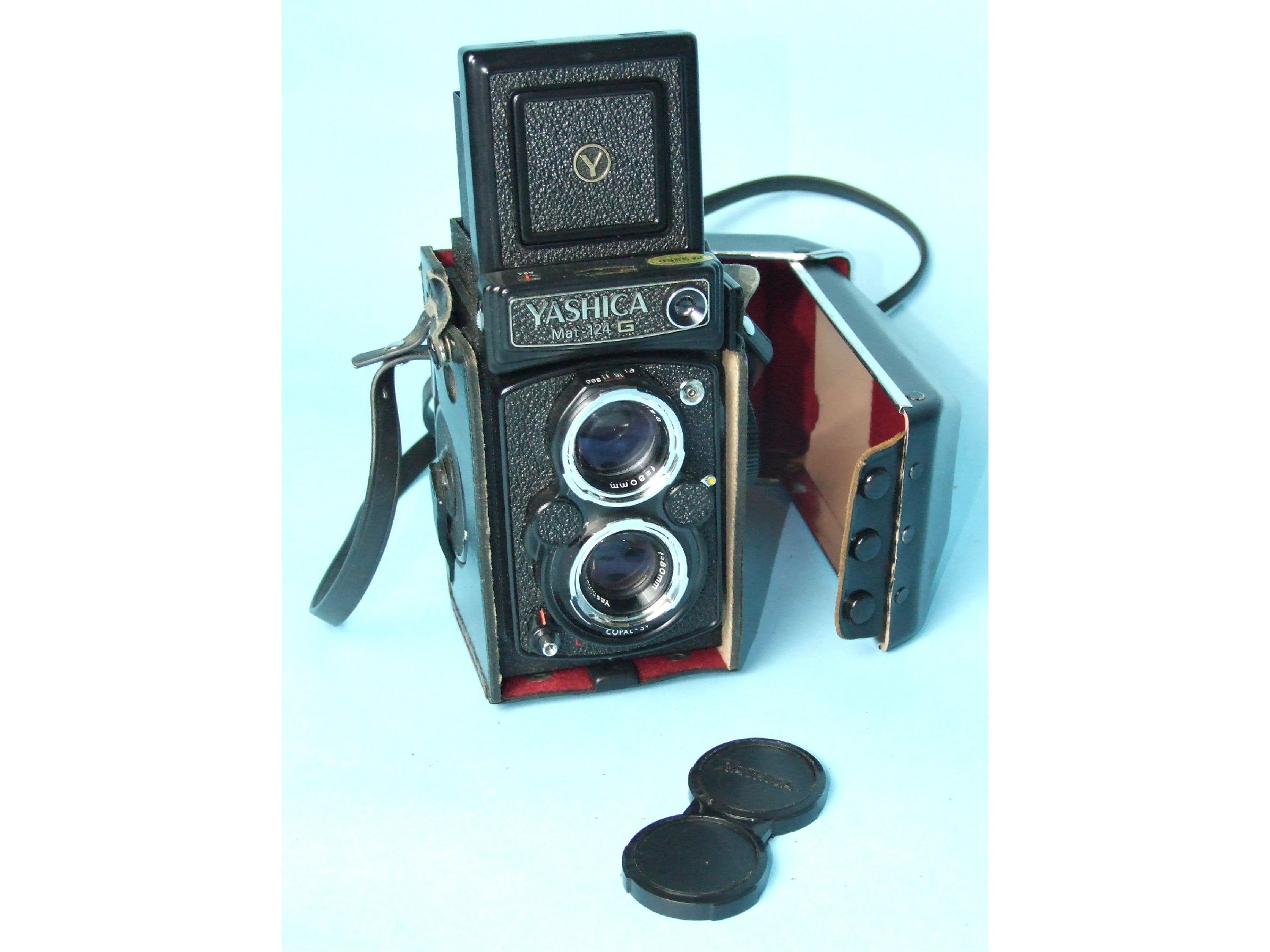 A Yashica Mat-124G twin lens reflex camera, no.084200, in case.