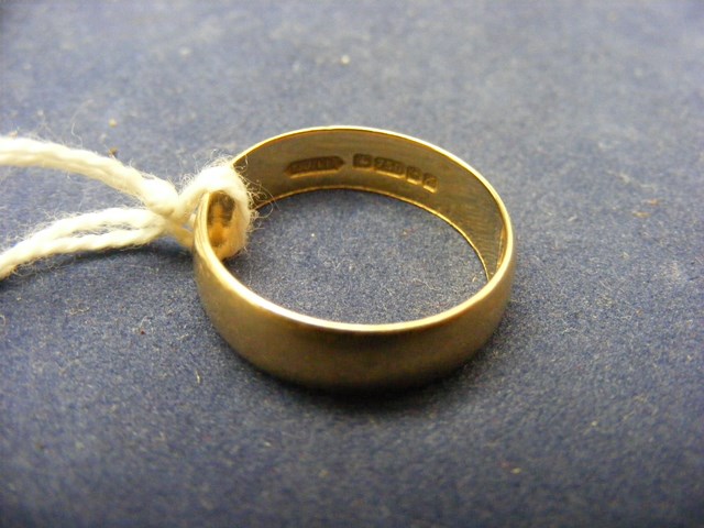 A 18ct gold ladies wedding band