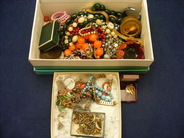 A carton of mixed costume jewellery