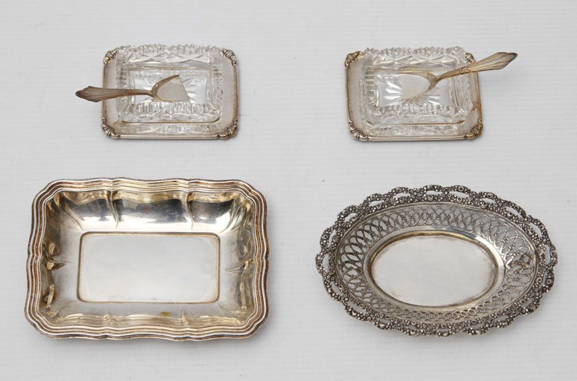 Konvolut Silberobjekte, 20. Jh. Marken, bestehend aus: 2 Gewürzschälchen aus Glas auf kl. Tablett