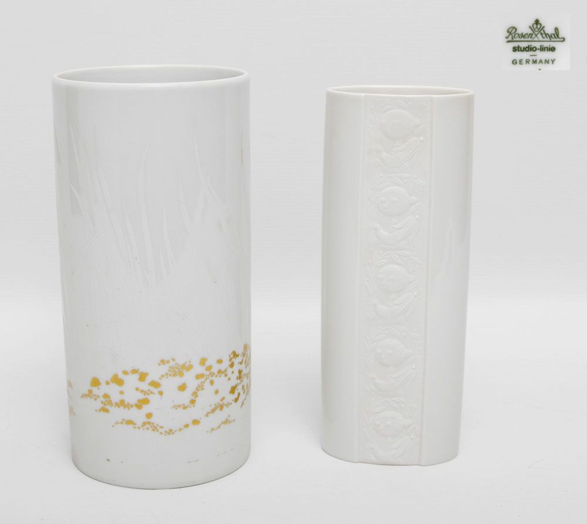 ROSENTHAL Paar Vasen, 20. Jh., bestehend aus weißer Vase mit figuralem Dekor (Entwurf: Björn