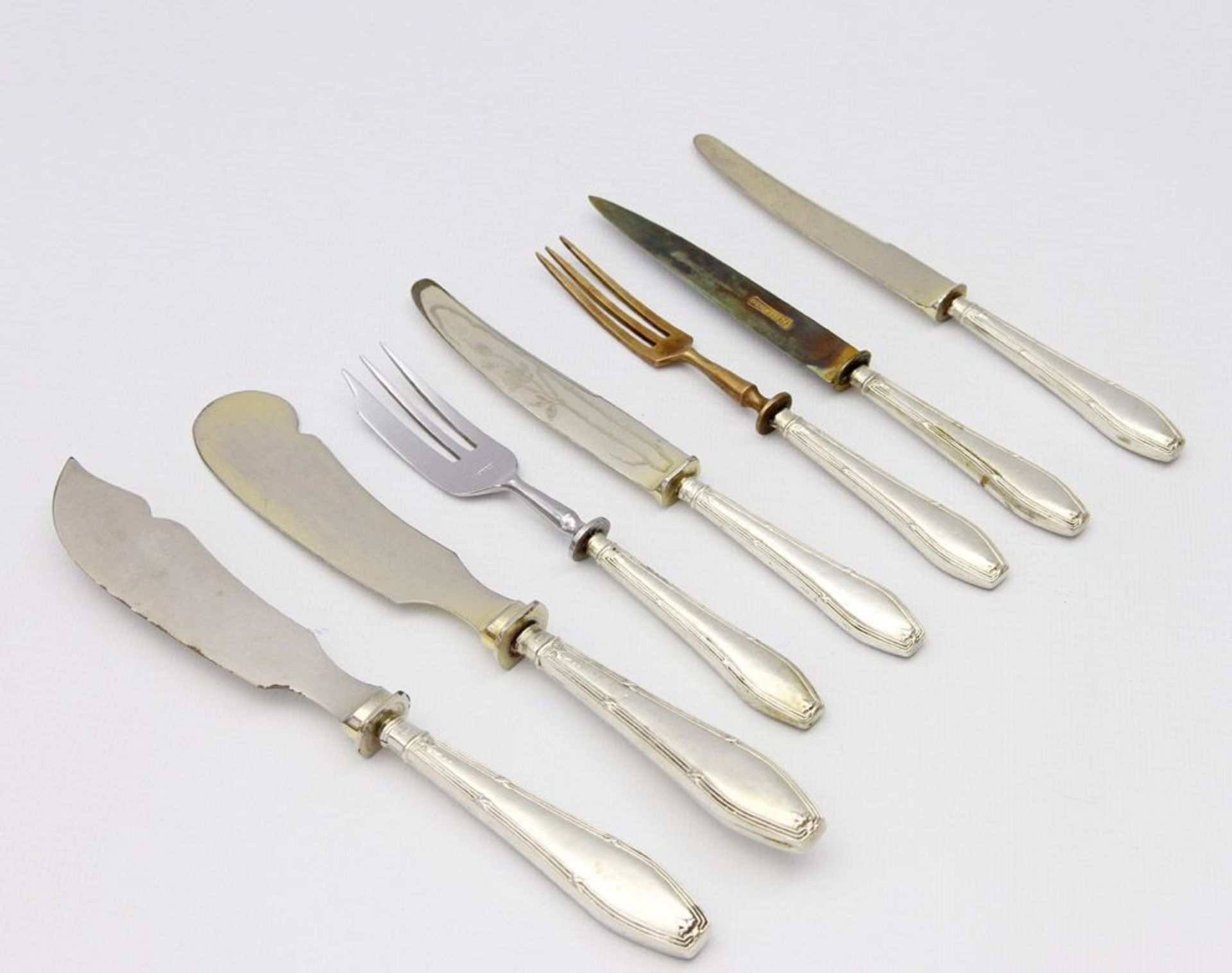 Konvolut Obstbesteck, Silber u.a., bestehend aus 9 Gabeln, 11 Messern und 3 Vorlegebesteckteilen.