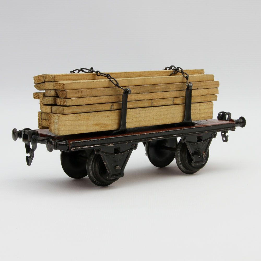 MÄRKLIN Güterwagen, 1.H. 20.Jh., Holzladung mit Spannketten, 2-achsig. Gemarkt und bezeichnet,