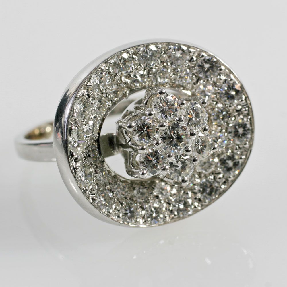 Damenring 18 K WG mit 32 Diamanten zus. ca. 1,9 cts. Weite 51. Im Etui. * Leg. 750/000 * Gew. 7,5 g