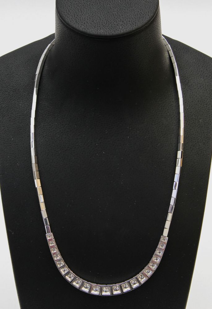 Collier WG 18 K mit 12 Brill. zus.ca. 1,7 cts TW-W/vsi. Länge 42 cm. * Leg. 750/000 * Gew. 36,3 g