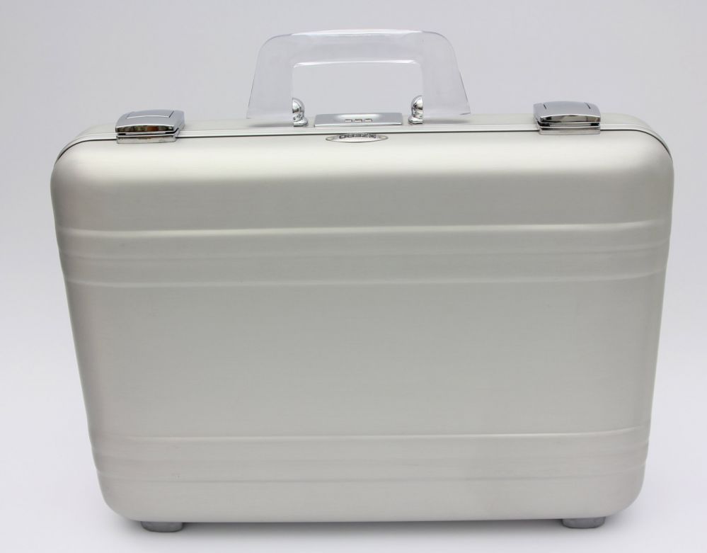 ZERO HALLIBURTON Aktenkoffer, Modell  "PREMIUM SLIMLINE ATTACHE CASE". 2008 wurde der Koffer für den