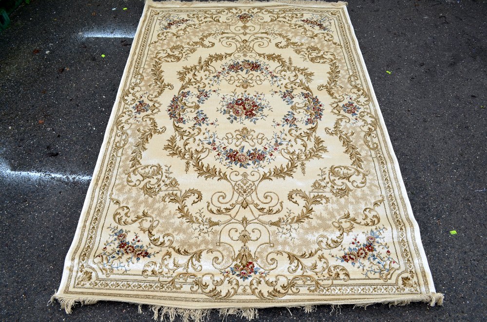 Ivory ground Kashmir rug with a classical floral design, 2.4m x 1.6m - Image 5 of 5