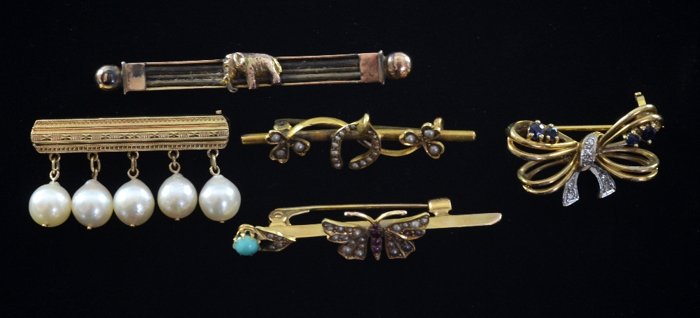 Sash brooch on deep gold bar, with five drop pearls, 14 ct , four further brooches one 9ct three