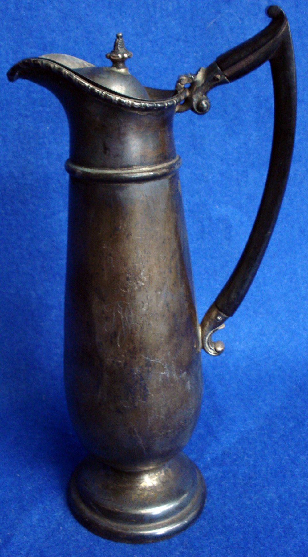 George V silver water jug with ebonised handle, London, 1911, 11oz,