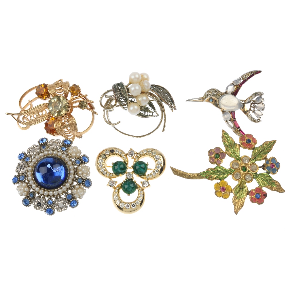 A selection of costume jewellery, to include a stylised wreath brooch with imitation pearl and blue