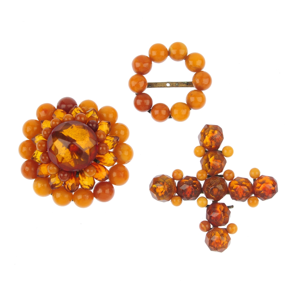 A selection of amber jewellery items, to include a hair comb, a brooch, a pendant, together with a