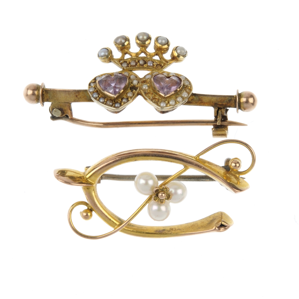 A selection of five items of jewellery. To include two early 20th century 9ct gold brooches, the - Image 3 of 3