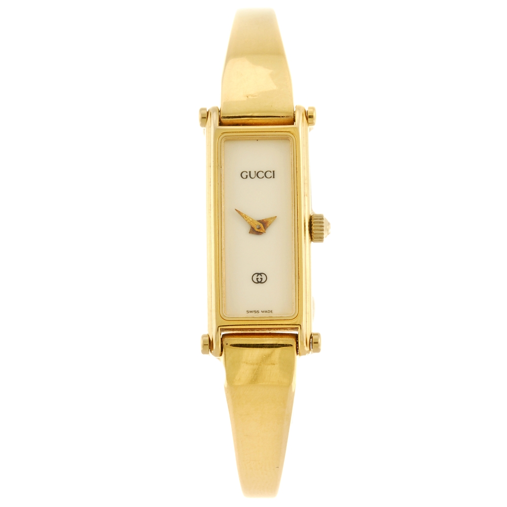 GUCCI - a lady`s 1500 bracelet watch. Numbered 0027500. Signed quartz movement. Light champagne