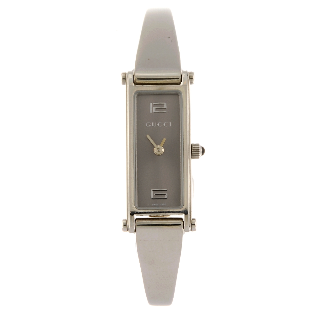 GUCCI - a lady`s 1500L bracelet watch. Numbered 1284086. Signed quartz movement. Grey sunburst