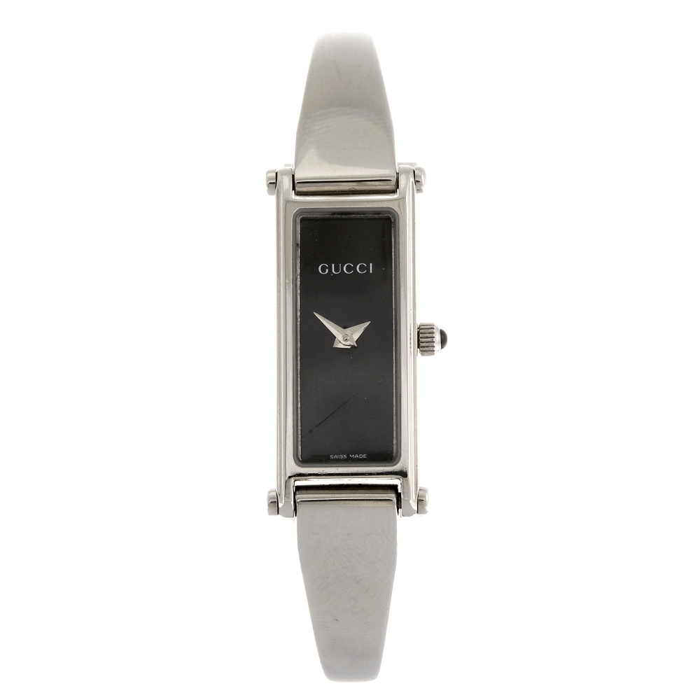 GUCCI - a lady`s 1500L bracelet watch. Numbered 1008446. Signed quartz movement. Plain black dial.