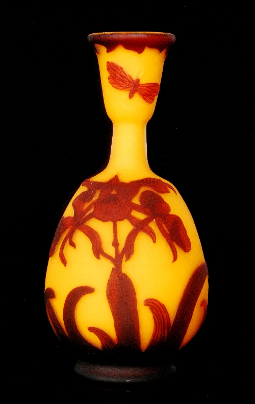 Unknown - French - A 20th Century cameo glass vase of shouldered ovoid form with slender neck and