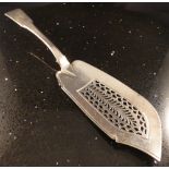 Georgian fish slice 1824 marked WK 110g.