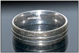 18ct White Gold Wedding Ring, plain band with two etched, continuous, parallel lines, approximate