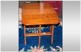 Small Mahogany Sutherland Table, early 20th Century Circa 1910. The central bed with slatted