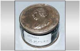 English Style Snuff Box with a lid in metal. The lid has a relief showing the English politician