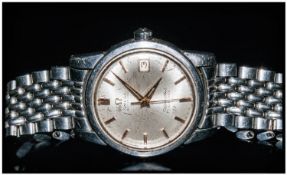 Omega 9ct Gold Bracelet Ladies Watch the watch with 17 Jewel movement, a champagne coloured dial.