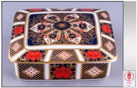 Royal Crown Derby Imari Patterned Lidded Trinket Box, Pattern number 1128. Date 1988. 1.5" in