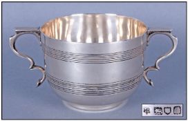 Silver Christening Cup, Hallmarked London i 1904. The Plain Body with two ribbed bands. Scroll