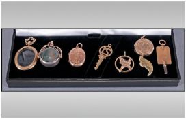 A Good Collection Of Vintage 9ct Gold Jewellery, 8 items in total, comprising 1. 9ct Gold Agate