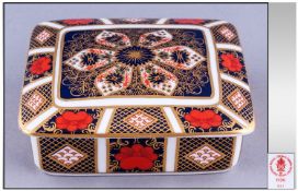 Royal Crown Derby Imari Patterned Lidded Trinket Box, Pattern number 1128. Date 1988. 1.5`` in