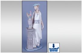 Lladro Figure `Lady Grand Casino` model 5175, Sculptor Vicente Martinez, Issued 1982-1995. 15.5``