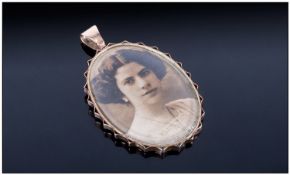 9ct Gold Framed Picture Locket, The locket with a clear glass front & back with a 9ct gold stamped