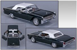 Franklin Mint Boxed 1:24 1961 Lincoln Continental. This model is hand crafted to a high standard.