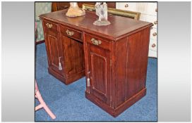 Victorian Mahogany Leather Topped Knee Hole Desk, with three drawers to the top, supported by side