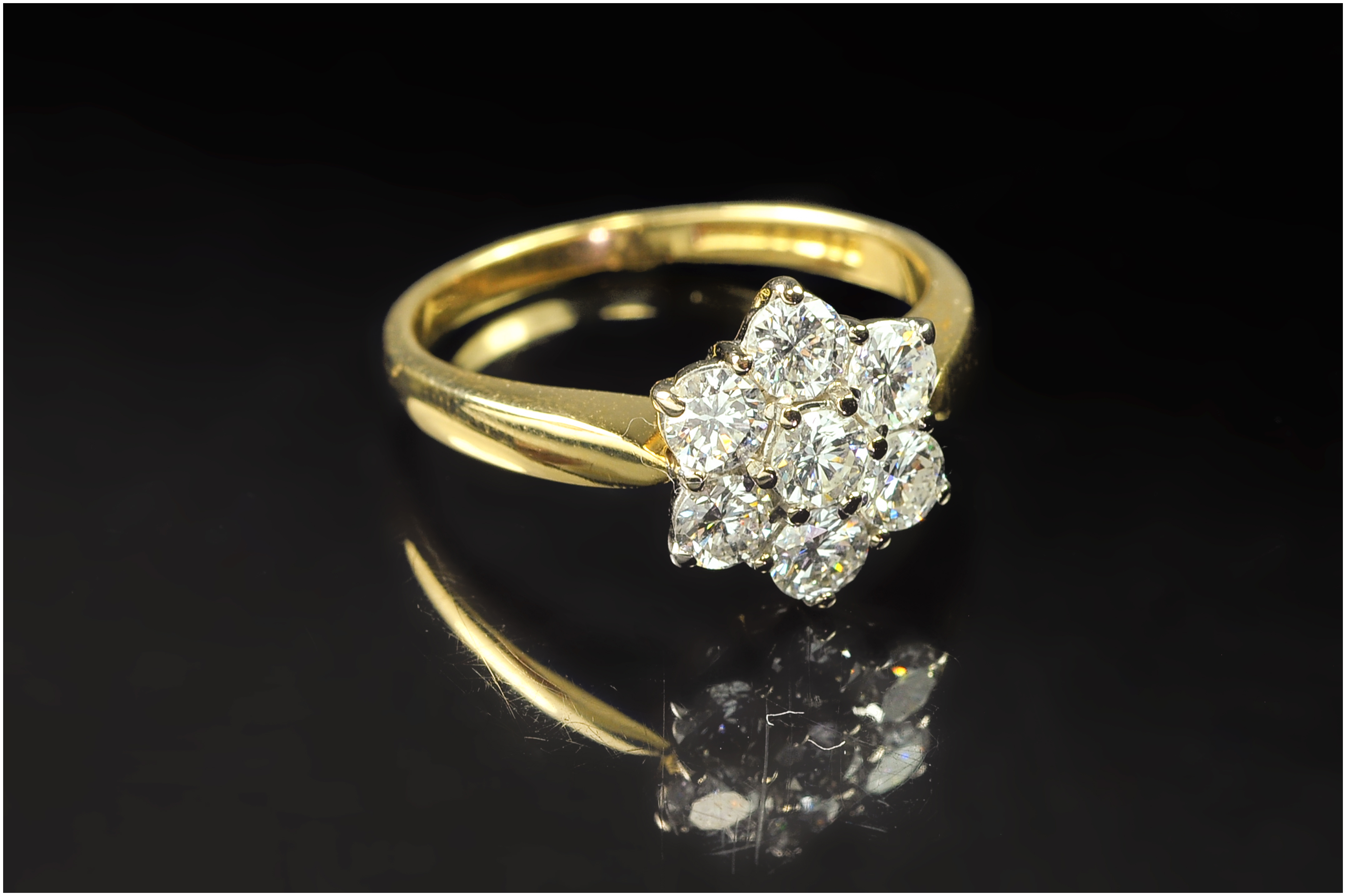 18ct Gold Diamond Cluster Ring, Set With 7 Round Modern Brilliant Cut Diamonds, Flowerhead - Image 5 of 5