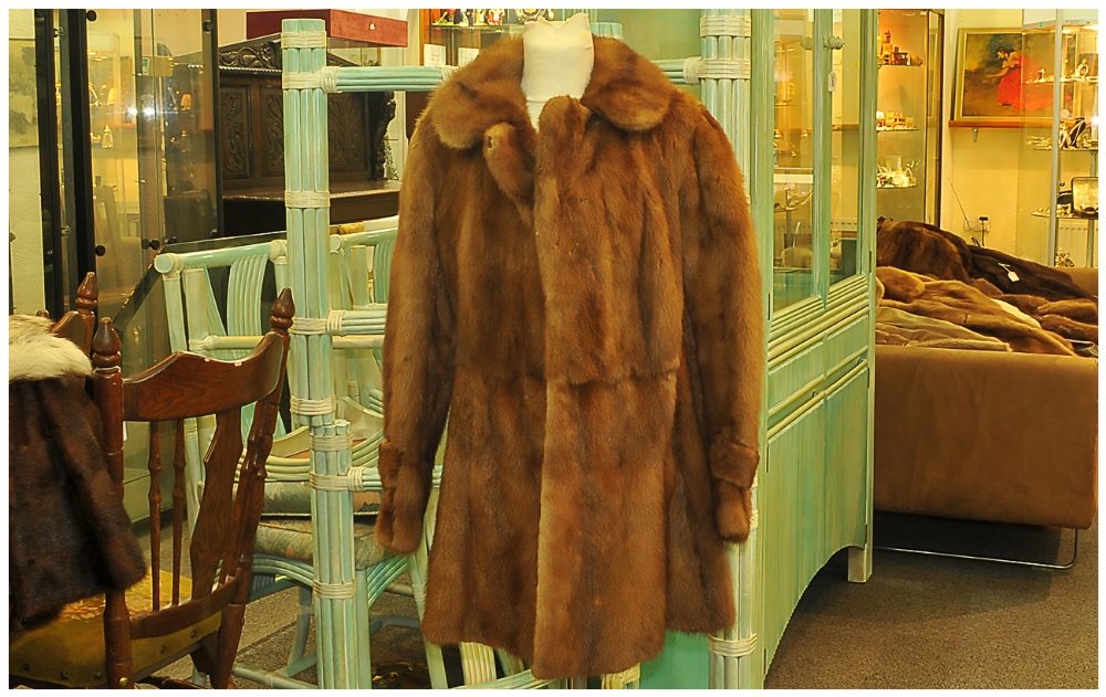 Ladies Three Quarter Length Fitted Mid Brown Mink Coat, Fully lined,. Collar With revers. Hook & - Image 4 of 5