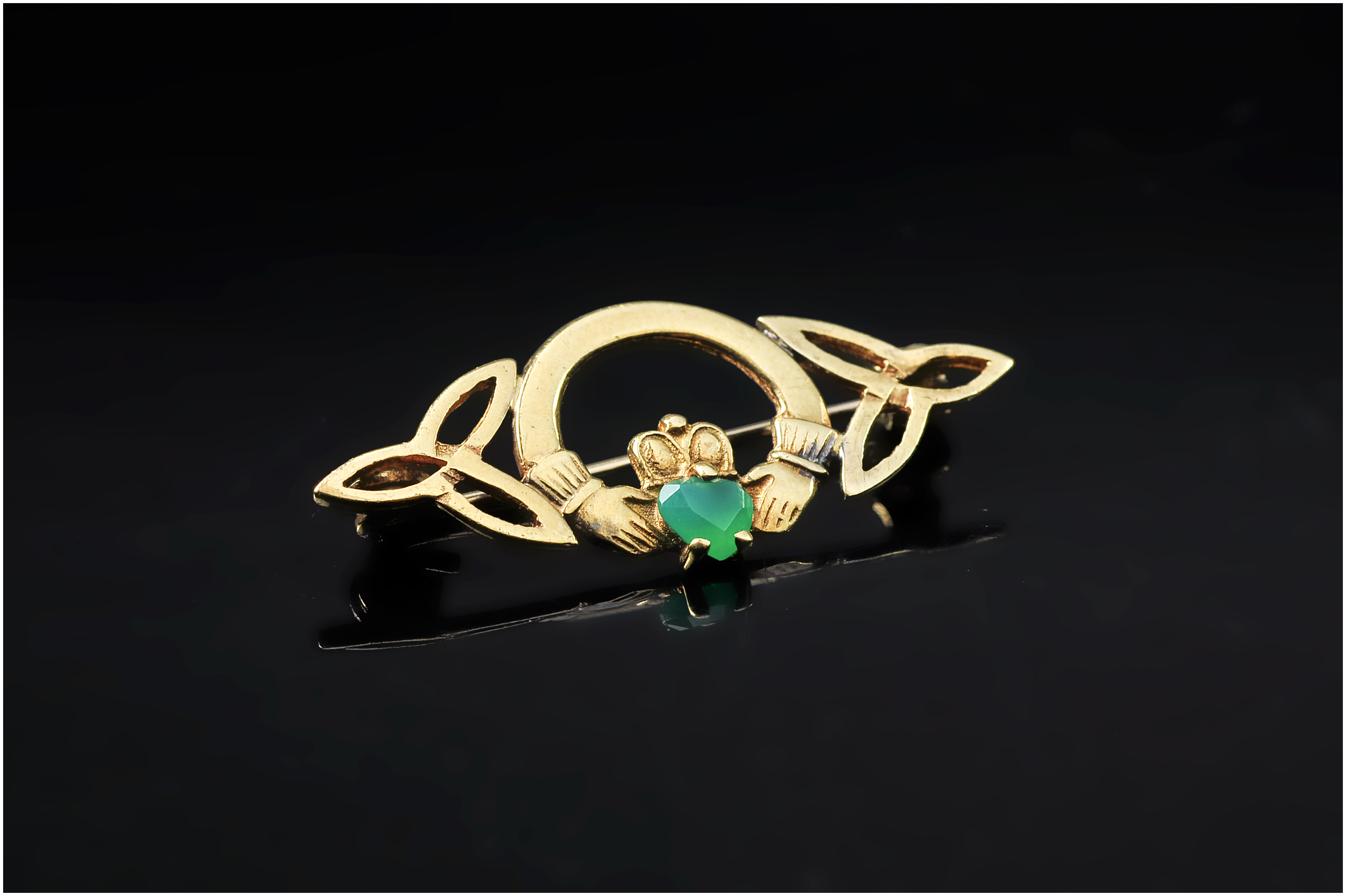 9ct Gold  Claddagh Brooch Single Heart Shaped Emerald, Fully Hallmarked, 30mm Across - Image 5 of 5