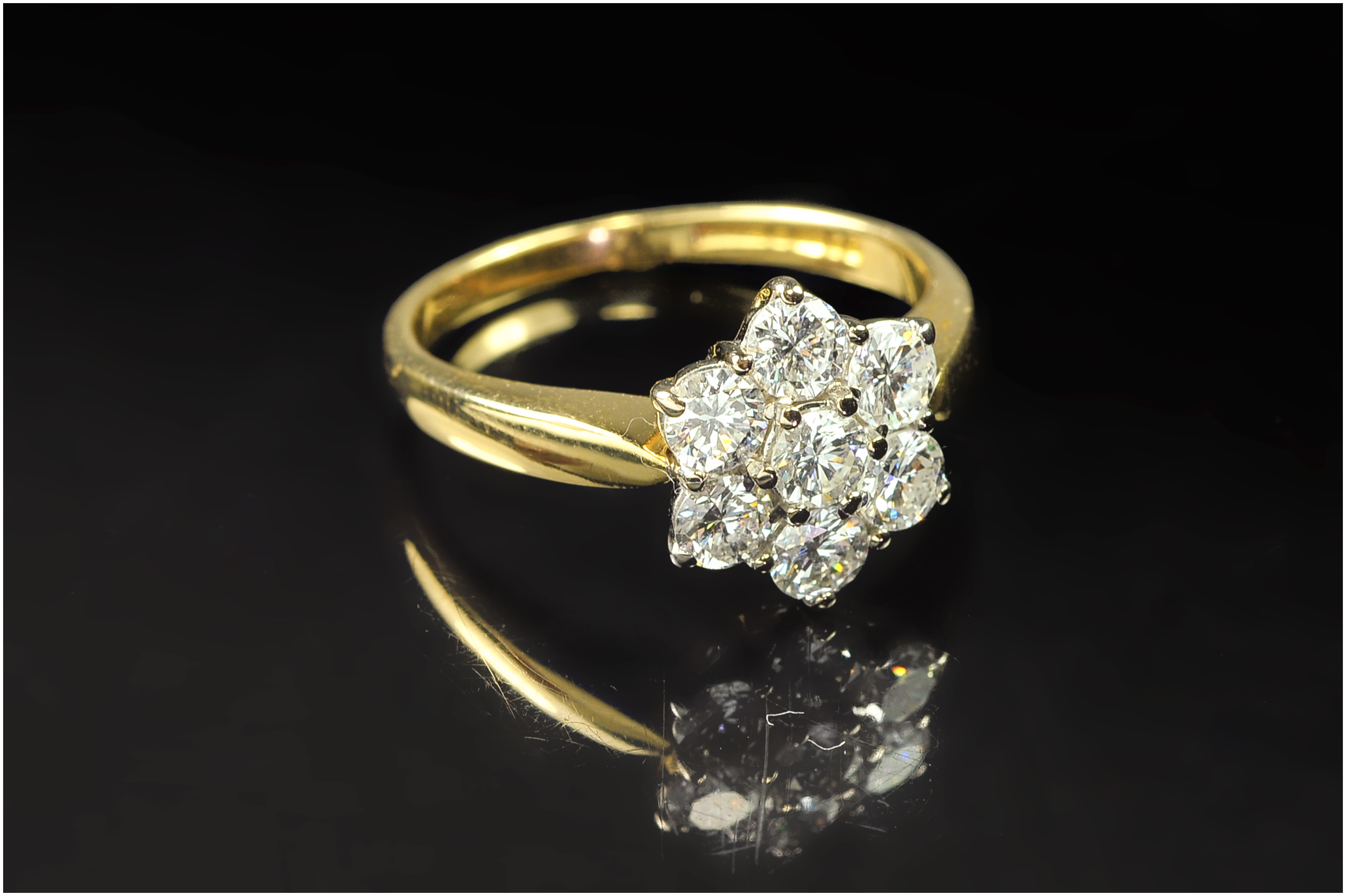 18ct Gold Diamond Cluster Ring, Set With 7 Round Modern Brilliant Cut Diamonds, Flowerhead - Image 4 of 5