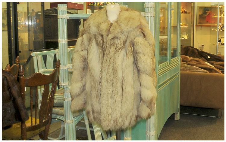 Ladies Blue Fox Jacket, Fully lined, Collar with revers, discreet suede strips between pelts. Hook & - Image 5 of 5