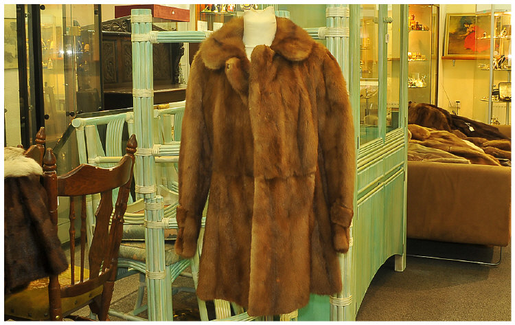 Ladies Three Quarter Length Fitted Mid Brown Mink Coat, Fully lined,. Collar With revers. Hook & - Image 5 of 5