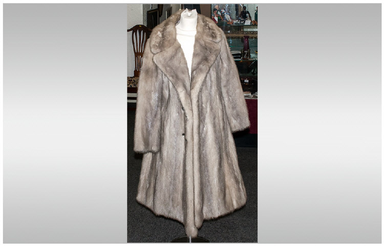 Ladies Sapphire Mink Three Quarter Length Coat, Fully lined. Slit Pocket. Hook & Loop Fastening With - Image 5 of 5